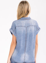 Load image into Gallery viewer, SHORT SLEEVE FRONT POCKET BUTTON UP WASHED CHAMBRAY BLOUSE